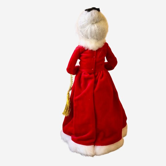 Byers' Choice The Carolers Mrs. Claus with Candy Canes and Chocolate 2009 - Picture 11 of 16